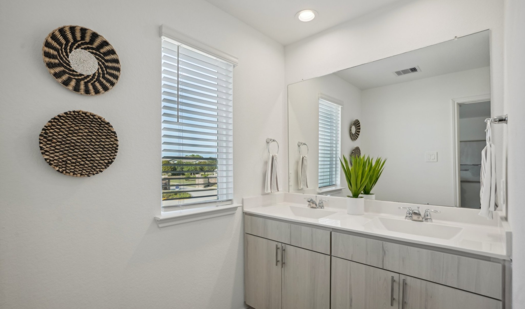 Perfect Blend of Sophistication and Comfort Perfect Blend of Sophistication and Comfort